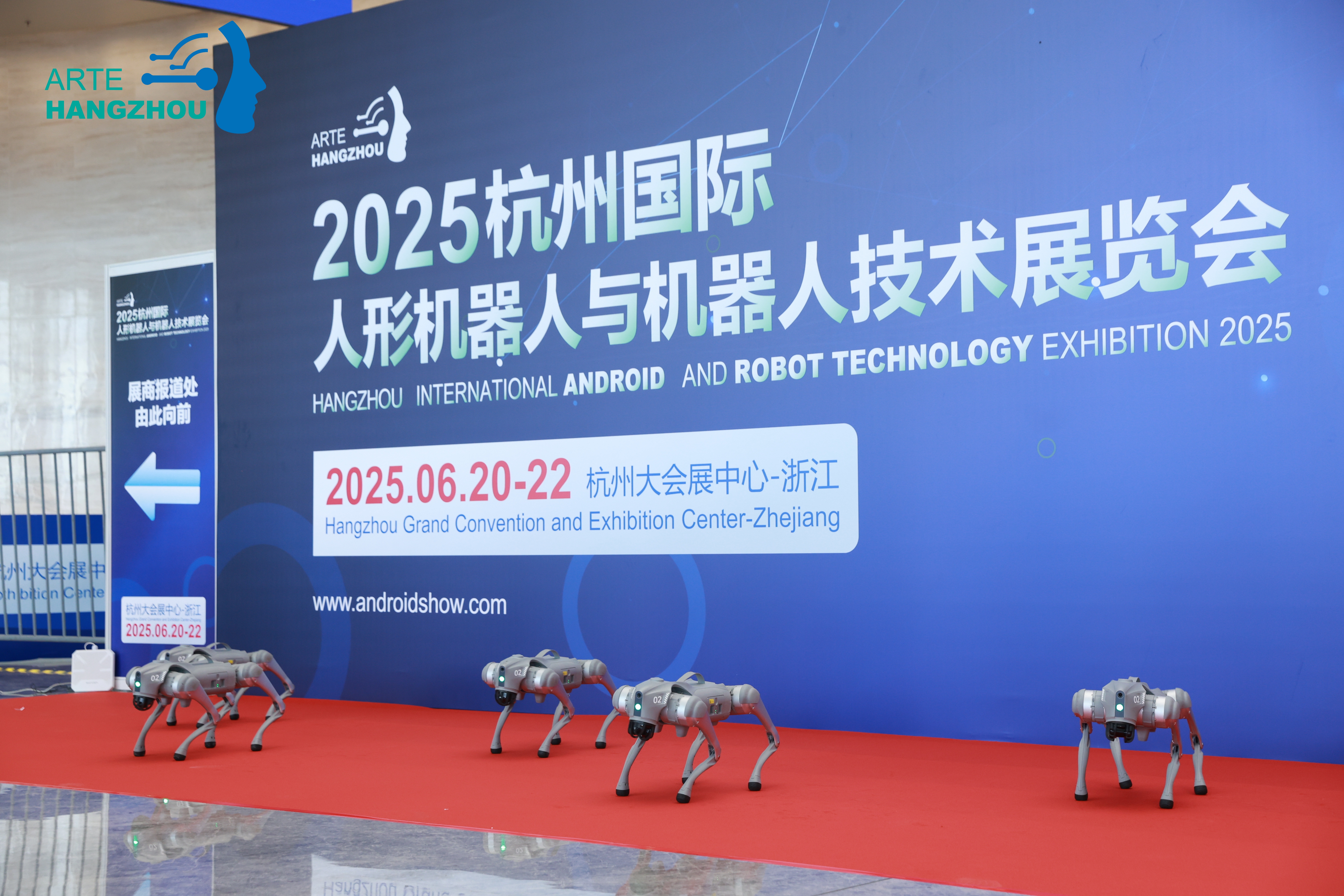 阿普奇“雙腦”控制器亮相杭州人形機器人展，賦能具身智能規模化落地